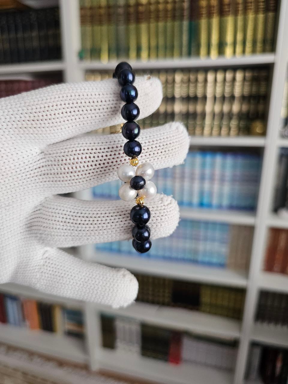 5884416593990108909 (1) 8MM SİYAH İNCİ VE ORTASI BEYAZ İNCİDEN PAPATYALI İNCİ(BİLEK ÖLCÜSÜ VERİN) - Görsel 1