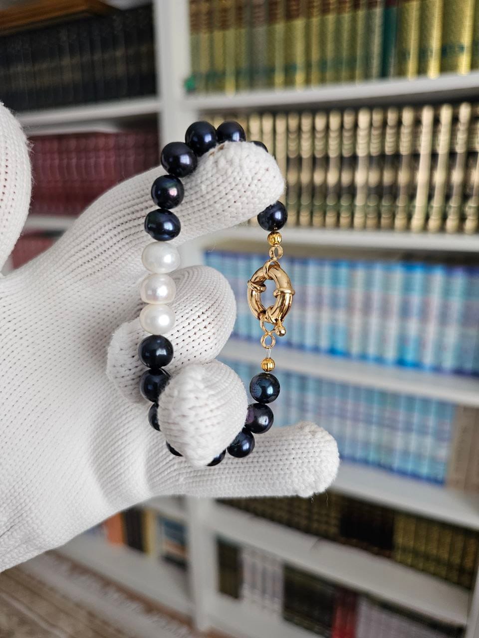 5884416593990108910 (1) 8MM SİYAH İNCİ ORTASINDA 3 ADET BEYAZ İNCİ BİLEKLİK(ÖLCÜ VERİN) - Görsel 1