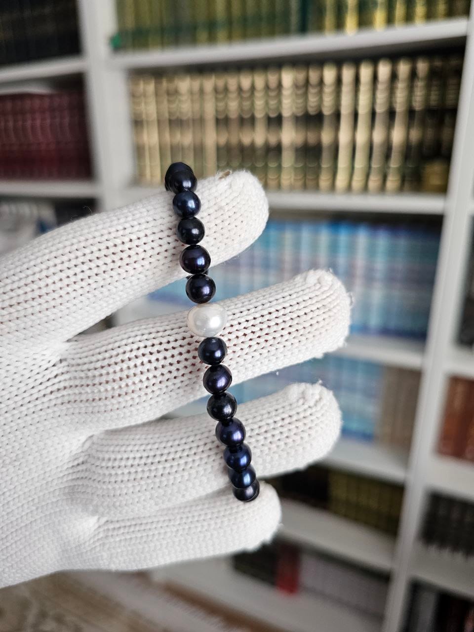 5884416593990108911 (1) 8MM SİYAH İNCİ ORTASINDA 1 ADET İNCİ BİLEKLİK(ÖLCÜ VERİN) - Görsel 1